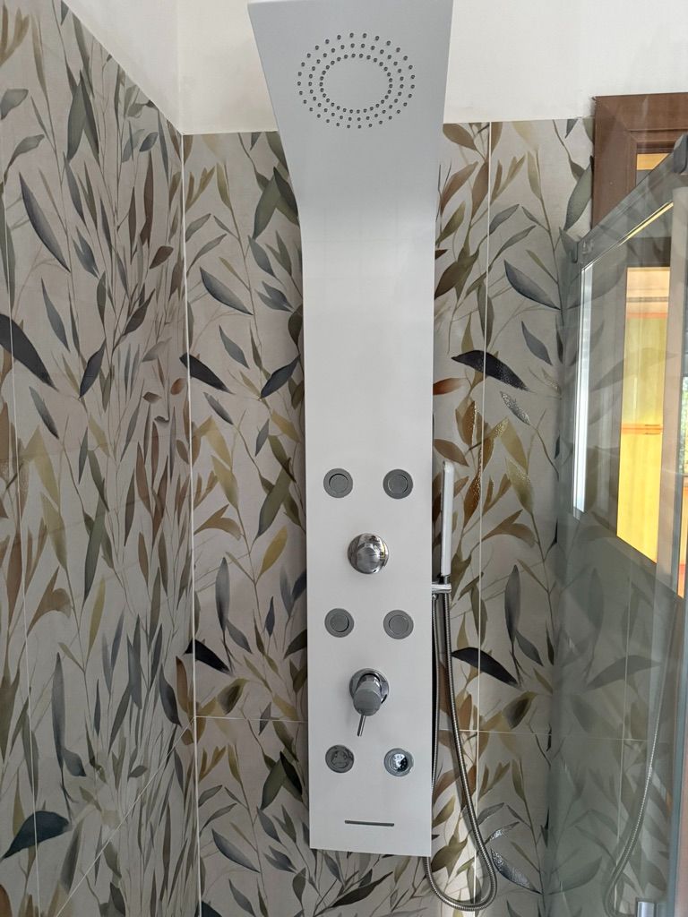 Colonna doccia idromassaggio con rivestimento a foglie – bagno rinnovato dell'appartamento a Sirmione