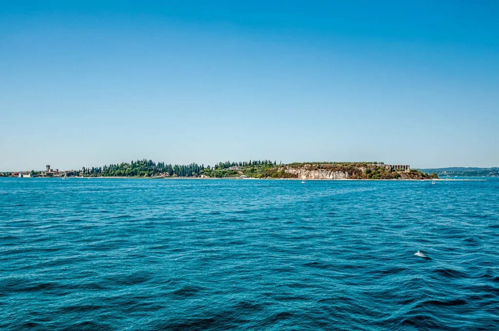 La penisola di Sirmione vista dal lago con le Grotte di Catullo