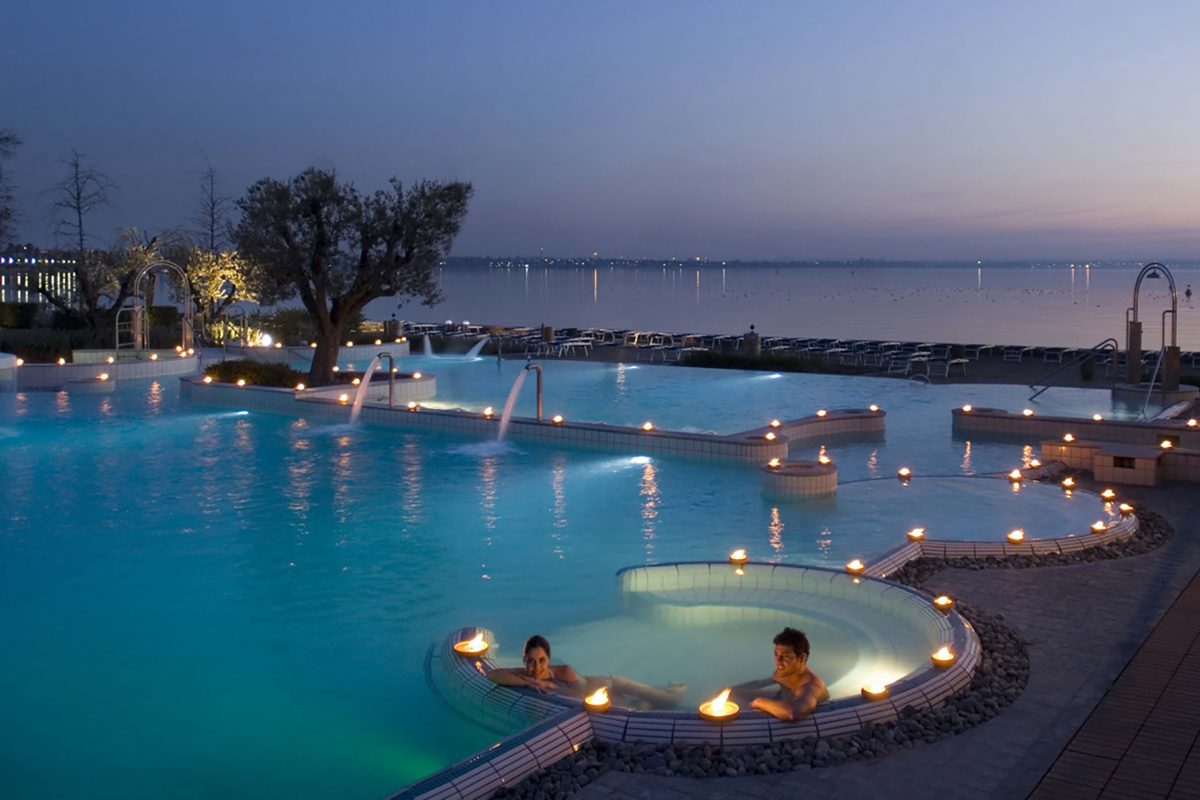 Piscina termale all'aperto delle Terme di Sirmione al tramonto sul lago